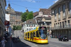 Straßenbahn Stadler Tango Tram Basel der BLT Baselland Transport am Barfüsserplatz