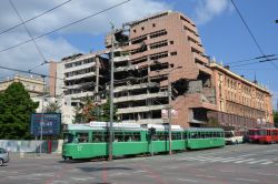 Tram Belgrad / Beograd Serbien Straßenbahn Düwag GT6 gebraucht aus Basel in der Belgrader Innenstadt vor dem ehemaligen Verteidigungsministerium