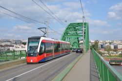 Tram Belgrad / Beograd Serbien Straßenbahn CAF Urbos 3 auf der Brücke über die Save Stari Savski most