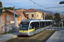 Straßenbahn AnsaldoBreda Sirio der Stadtbahn / Tram Bergamo Italien in der Haltestelle Bianzana