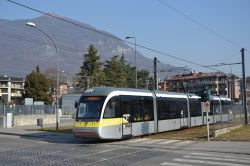 Straßenbahn AnsaldoBreda Sirio der Stadtbahn / Tram Bergamo Italien verlässt Albino