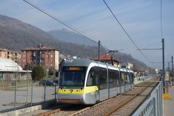 Straßenbahn AnsaldoBreda Sirio der Stadtbahn / Tram Bergamo Italien nahe der Haltestelle Nembro Saletti