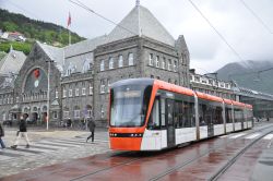 Straßenbahn Tram Bergen Stadtbahn Bybanen Stadler Variobahn vor dem Bahnhofsgebäude von Bergen