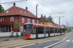 Straßenbahn Tram Bergen Stadtbahn Bybanen Stadler Variobahn mit Holzhäusern an der Station Brann Stadion