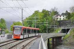Straßenbahn Tram Bergen Stadtbahn Bybanen Stadler Variobahn am Tunnelportal nahe der Haltestelle Hop
