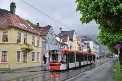 Straßenbahn Tram Bergen Stadtbahn Bybanen Stadler Variobahn in der Altstadt von Bergen