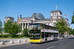 Berliner Doppeldeckerbus des Typs MAN Lions City DD vor dem Reichstag