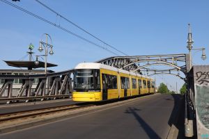 Straßenbahn Berlin Flexity auf der Bösebrücke an der Bornholmer Straße