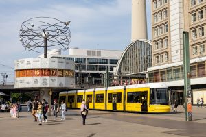 Straßenbahn Berlin Flexity an der Weltzeituhr auf dem Alexanderplatz