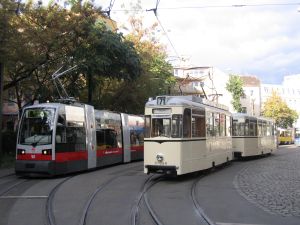 Straßenbahn ULF Wien in Berlin mit Reko-Wagen