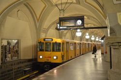 Zug der Berliner U-Bahn Linie U3 im Bahnhof Heidelberger Platz