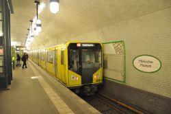 Berliner U-Bahn Hk-Zug im U-Bahnhof Märkisches Museum