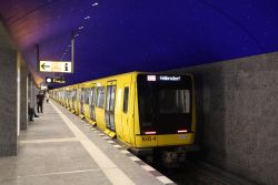 Ik-Zug der Berliner U-Bahn im U-Bahnhof Museumsinsel