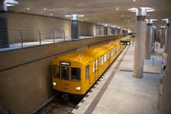 Ein F-Zug der Berliner U-Bahn im U-Bahnhof Bundestag