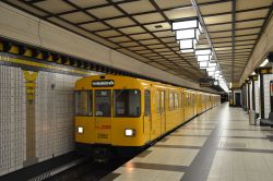 Berliner U-Bahn Typ F in der Station Paracelsus-Bad