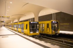 H-Zug und Ik-Zug der Berliner U-Bahn im U-Bahnhof Rotes Rathaus