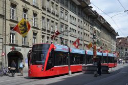 Straßenbahn Siemens Combino Tram von Bernmobil in Bern in der Fußgängerzone der Altstadt am Pfeifferbrunnen nahe der Haltestelle Bärenplatz