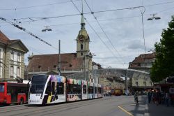 Straßenbahn Siemens Combino Tram Bern an der Haltestelle Bern Bahnhof auf dem Bahnhofsvorplatz
