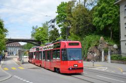 Straßenbahn Düwag Be 4/8 Tram Bern der Bernmobil am Kursaal mit Brücke