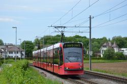 Straßenbahn Siemens Combino Tram Bern auf der RBS Strecke nach Worb Dorf bei Seidenberg
