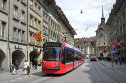 Straßenbahn Siemens Combino Tram Bern der Bernmobil in der Altstadt am Bärenplatz mit Käfigturm