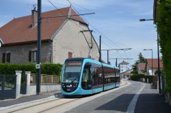 Straßenbahn CAF Urbos 3 Tram Besancon befährt die eingleisige Strecke vor Croix de Palente