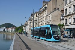 Straßenbahn CAF Urbos 3 Tram Besancon in der Innenstadt mit Fluss Doubs