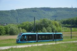 Straßenbahn CAF Urbos 3 Tram Besancon bei Chalezeule mit Landschaft