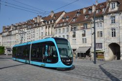 Straßenbahn CAF Urbos 3 Tram Besancon auf dem Place de la Révolution in der Altstadt