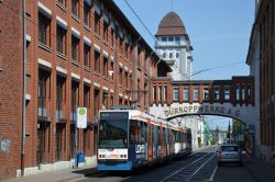 Stadtbahn Bielefeld Düwag M8D durchfährt den Torbogen der Dürkopp-Werke