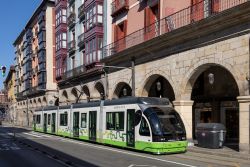 Straßenbahn Bilbao Tram CAF Urbos 2 in der Altstadt an der Haltestelle Ribera unter Arkaden