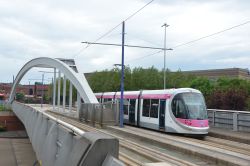 Stadtbahn Birmingham Tram West Midlands Metro CAF Urbos 3 auf einer modernen Brücke vor der Haltestelle The Royal