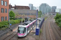Stadtbahn Birmingham Tram West Midlands Metro CAF Urbos 3 vor der Skyline von Birmingham an der Station St Paul's