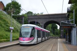 Stadtbahn Birmingham Tram West Midlands Metro CAF Urbos 3 vor dem Viadukt an der Station Lodge Road