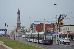 Straßenbahn Blackpool Tram Bombardier Flexity Outlook 2 mit Blackpool Tower