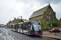 Straßenbahn Blackpool Tram Bombardier Flexity Outlook 2 in Fleetwood mit Kirche St Marys Church