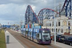 Straßenbahn Blackpool Tram Bombardier Flexity Outlook 2 am Blackpool Pleasure Beach mit Achterbahn The Big One
