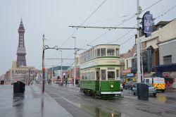Straßenbahn Blackpool Tram Doppeldecker Blackpool Standard Car mit Blackpool Tower am Manchester Square