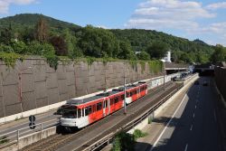 Stadtbahn Bonn U-Bahn SWB B-Wagen zweiterstellt als Linie 66 an der B42 in Oberdollendorf mit Tunnel