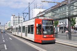 Straßenbahn Bonn Tram Duewag NGT6 als Linie 62 an der Haltestelle Bertha-von-Suttner-Platz