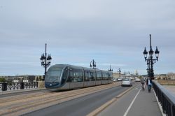 Straßenbahn Citadis Tram Bordeaux Frankreich auf der Brücke Pont de Pierre mit alten Laternen