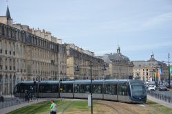 Straßenbahn Citadis Tram Bordeaux Frankreich in der Alstadt an der Porte de Bourgogne