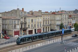 Straßenbahn Citadis Tram Bordeaux Frankreich mit Altstadthäusern bei Les Hangars