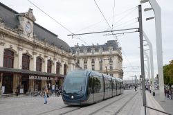 Straßenbahn Citadis Tram Bordeaux Frankreich vor dem Bahnhof Gare Saint-Jean