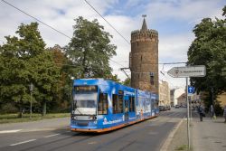 Straßenbahn Brandenburg Havel Tram Duewag MGT6D mit Plauer Torturm vor dem Nikolaiplatz