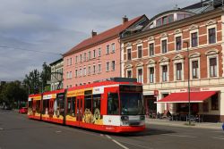 Straßenbahn Brandenburg Havel Tram Duewag MGT6D aus Halle an der Saale mit Altstadthäusern