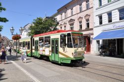 Straßenbahn Brandenburg Havel Tram CKD Tatra KT4D mit Beklebung 110 Jahre Straßenbahn in der Fußgängerzone 