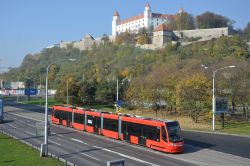 Straßenbahn Bratislava Tram Skoda ForCity Plus 29T mit der Burg Bratislava