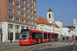 Straßenbahn Bratislava Tram Skoda ForCity Plus 30T in der Innenstadt mit Kirche