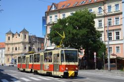 Straßenbahn Bratislava Tram CKD Tatra T6 in der Altstadt von Bratislava nahe der Haltestelle Postova
